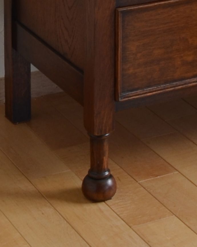 サイドバイサイド　アンティーク家具　英国の美しいアンティーク家具、引き出しが4杯付いたドレッシングチェスト（鏡台）。しっかりとキャビネットを支えます。(q-781-f)