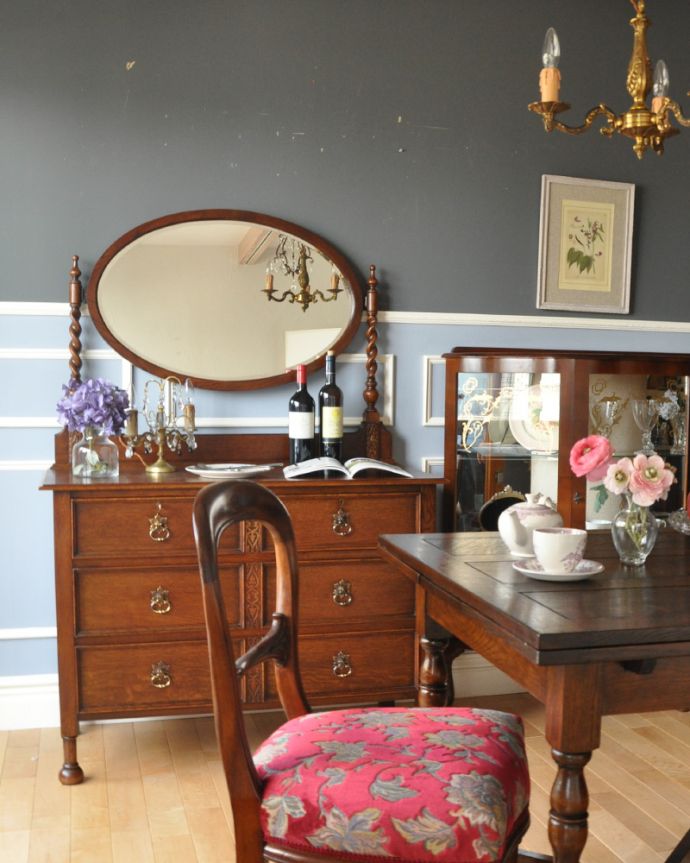 サイドバイサイド　アンティーク家具　英国の美しいアンティーク家具、引き出しが4杯付いたドレッシングチェスト（鏡台）。リビングの片隅でも存在感を放つ美しさちょっと空いているリビングのスペースに置いてみても、美しすぎるデザインに目が惹かれます。(q-781-f)