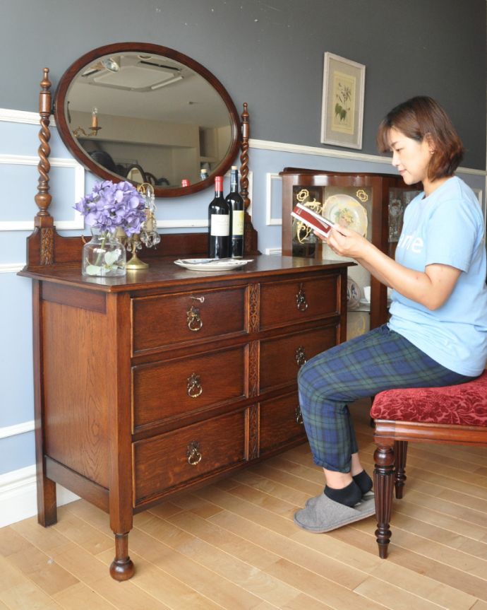 サイドバイサイド　アンティーク家具　英国の美しいアンティーク家具、引き出しが4杯付いたドレッシングチェスト（鏡台）。座って使えば、自分だけの優雅な時間が過ごせちゃう･･･落ち着きと品のあるデザインは、寝室で使うだけじゃもったいない！リビングや玄関など、目立つところに置いて使ってみてはいかがでしょう？。(q-781-f)