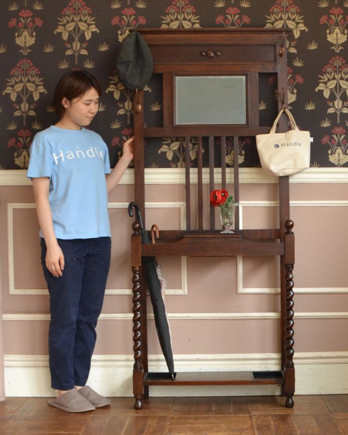 アンティークの玄関収納　アンティーク家具　アンティークの英国インテリア、オーク材の鏡付きホールスタンド（コート掛け）。お家に来たお客様が必ず初めて訪れる場所が玄関。(q-782-f)