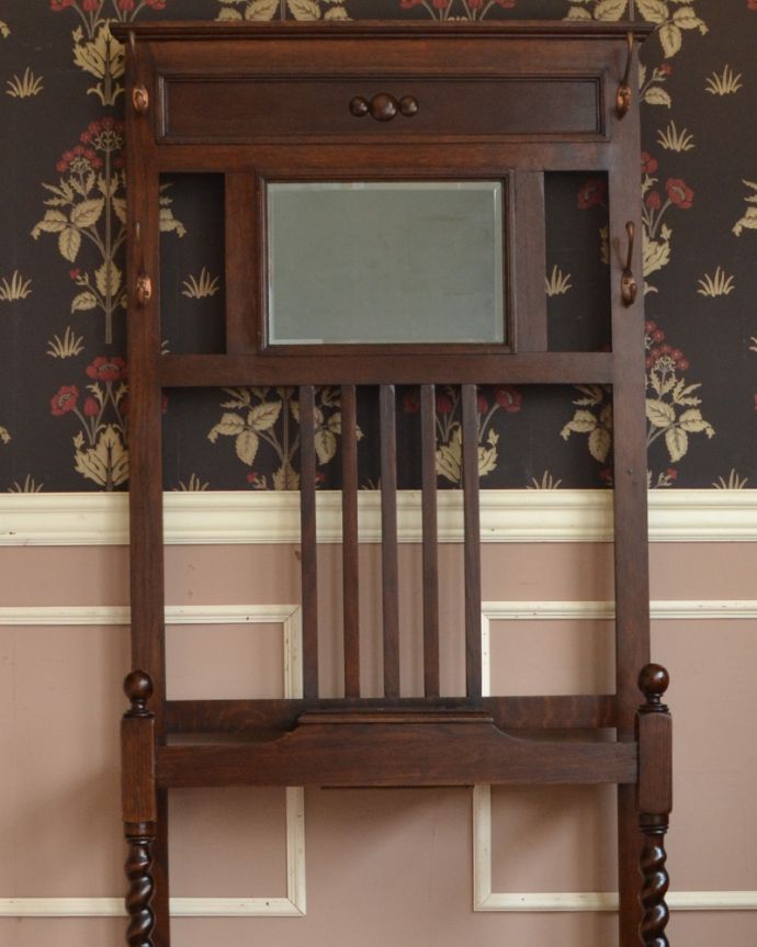 アンティークの玄関収納　アンティーク家具　アンティークの英国インテリア、オーク材の鏡付きホールスタンド（コート掛け）。落ち着いて上品なデザインが日本のお家にも似合います。(q-782-f)