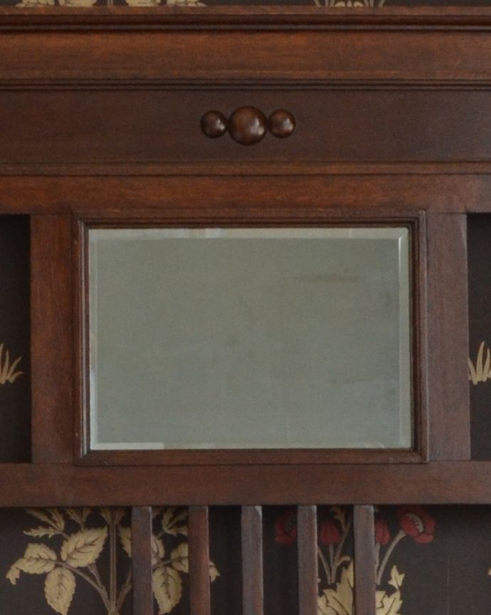 アンティークの玄関収納　アンティーク家具　アンティークの英国インテリア、オーク材の鏡付きホールスタンド（コート掛け）。鏡があることで、出かける前にサッと身だしなみチェックできるから本当に便利。(q-782-f)