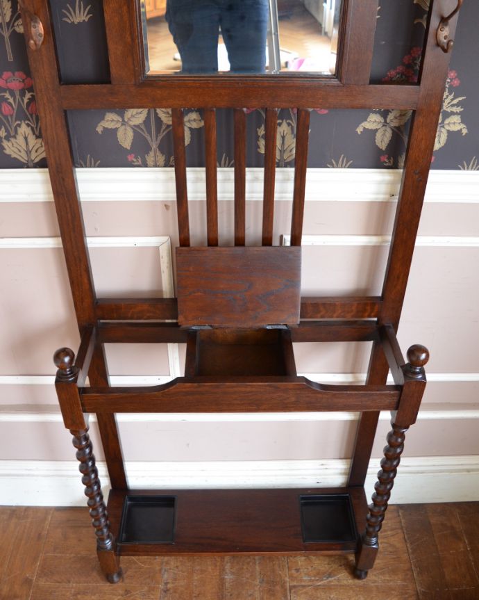 アンティークの玄関収納　アンティーク家具　アンティークの英国インテリア、オーク材の鏡付きホールスタンド（コート掛け）。本来ステッキスタンドだった場所は傘立てにピッタリ。(q-782-f)