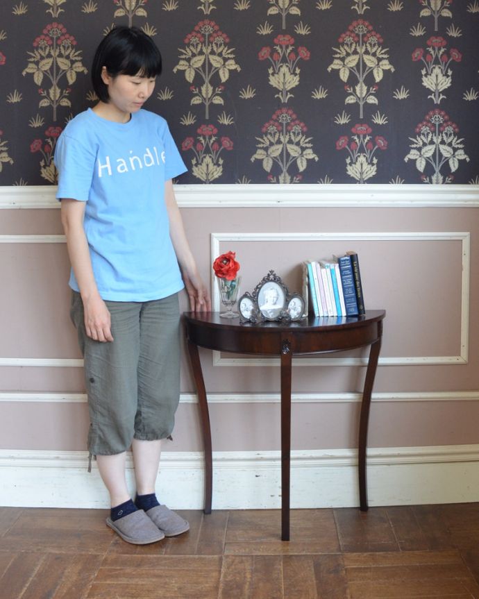 アンティークのテーブル　アンティーク家具　マホガニー材のイギリス家具、小さなお花の彫りが付いたコンソールテーブル。そっと壁に付けて置くだけで、オシャレな雰囲気に。(q-783-f)