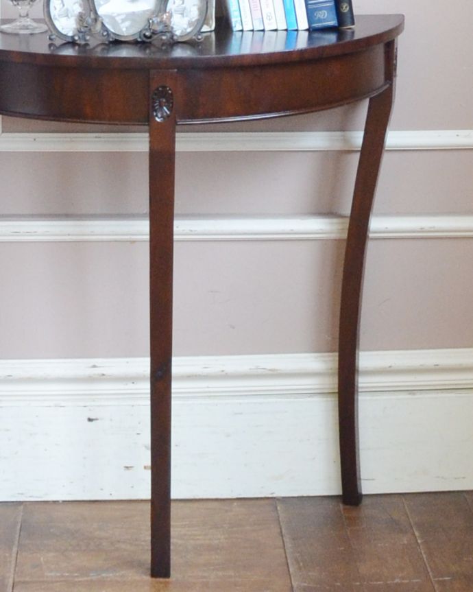 アンティークのテーブル　アンティーク家具　マホガニー材のイギリス家具、小さなお花の彫りが付いたコンソールテーブル。脚が細いので、シルエットがとても素敵なんです。(q-783-f)