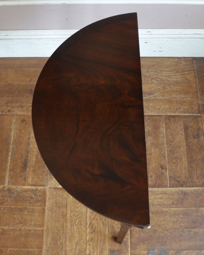 アンティークのテーブル　アンティーク家具　マホガニー材のイギリス家具、小さなお花の彫りが付いたコンソールテーブル。半円形の天板です。(q-783-f)