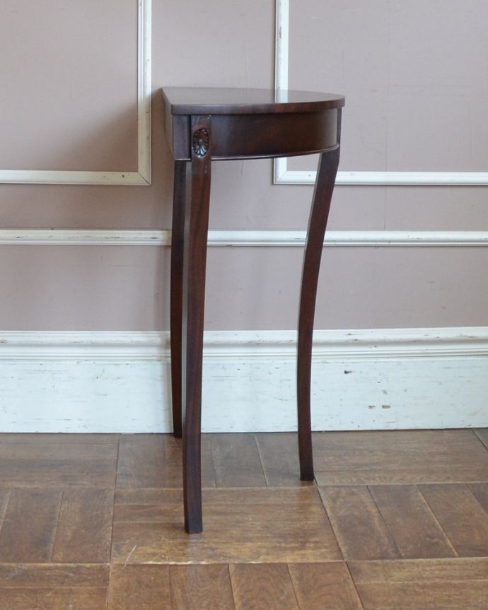 アンティークのテーブル　アンティーク家具　マホガニー材のイギリス家具、小さなお花の彫りが付いたコンソールテーブル。サイドはこんなにスッキリ！場所を取らないので使いやすいです。(q-783-f)