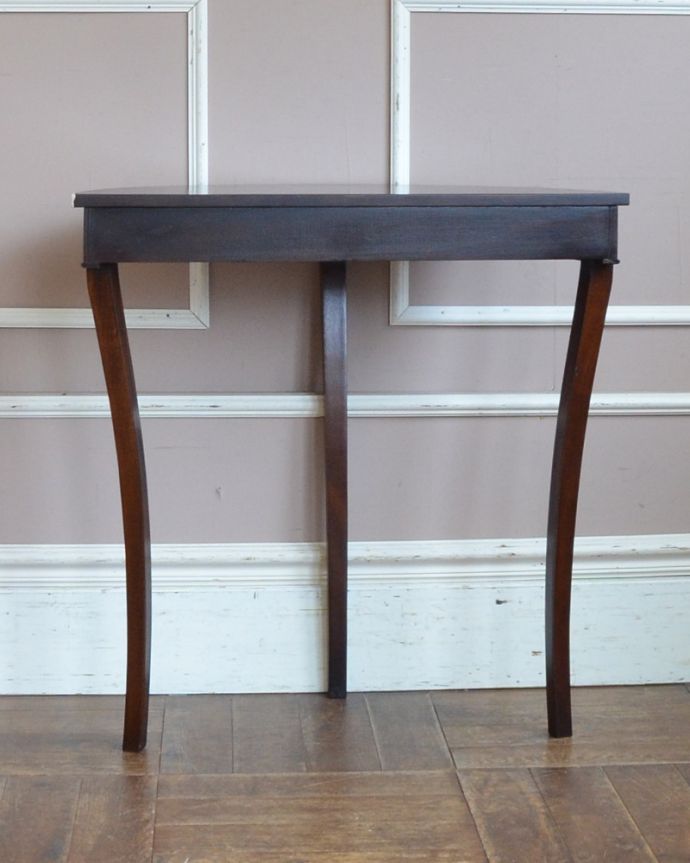 アンティークのテーブル　アンティーク家具　マホガニー材のイギリス家具、小さなお花の彫りが付いたコンソールテーブル。きちんとメンテナンスしてあるので、裏側もキレイです。(q-783-f)