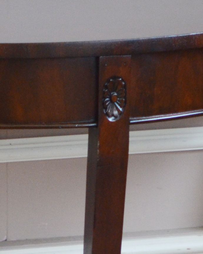 アンティークのテーブル　アンティーク家具　マホガニー材のイギリス家具、小さなお花の彫りが付いたコンソールテーブル。脚の付け根には、このような優雅な装飾が刻まれています。(q-783-f)