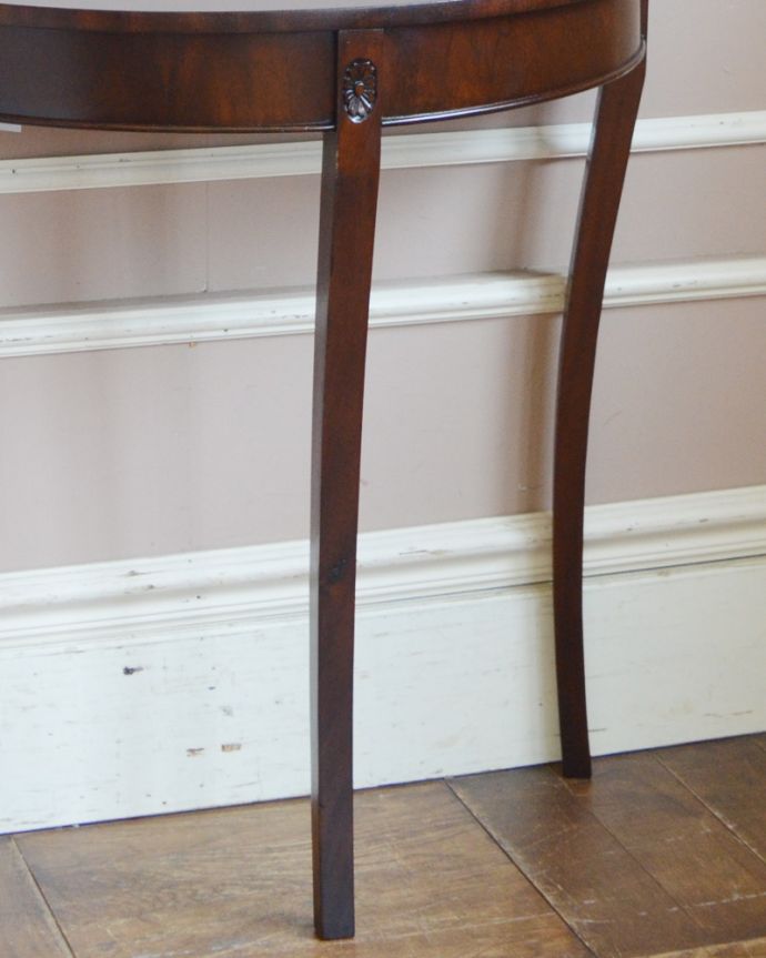 アンティークのテーブル　アンティーク家具　マホガニー材のイギリス家具、小さなお花の彫りが付いたコンソールテーブル。スラッと伸びた脚。(q-783-f)