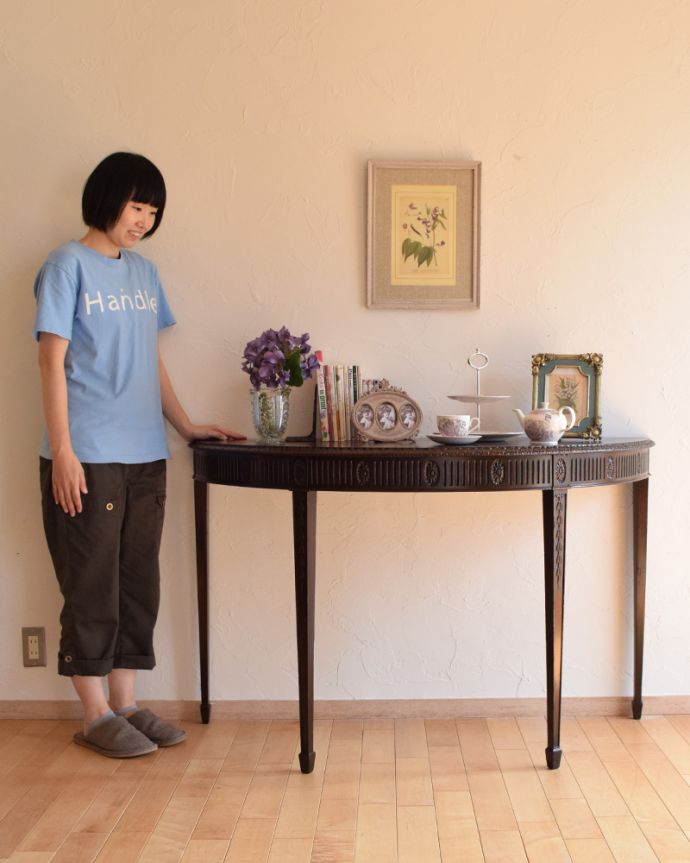 ロイドテーブル　アンティーク家具　お花の彫りが美しいイギリス輸入のアンティーク家具、ハーフムーンのコンソールテーブル。そっと壁に付けて置くだけで、オシャレな雰囲気に。(q-784-f)