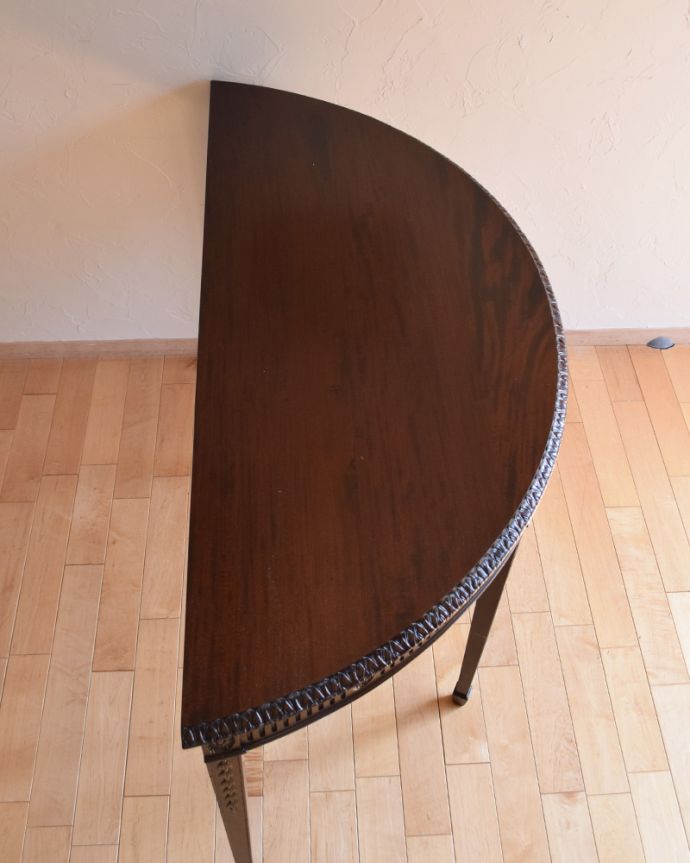 ロイドテーブル　アンティーク家具　お花の彫りが美しいイギリス輸入のアンティーク家具、ハーフムーンのコンソールテーブル。半円形の天板です。(q-784-f)