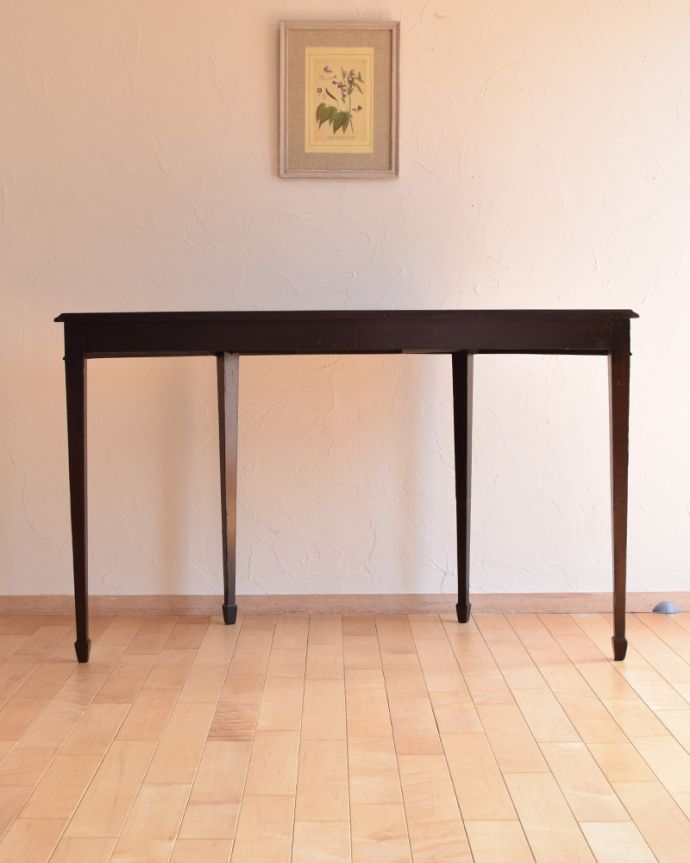 ロイドテーブル　アンティーク家具　お花の彫りが美しいイギリス輸入のアンティーク家具、ハーフムーンのコンソールテーブル。きちんとメンテナンスしてあるので、裏側もキレイです。(q-784-f)