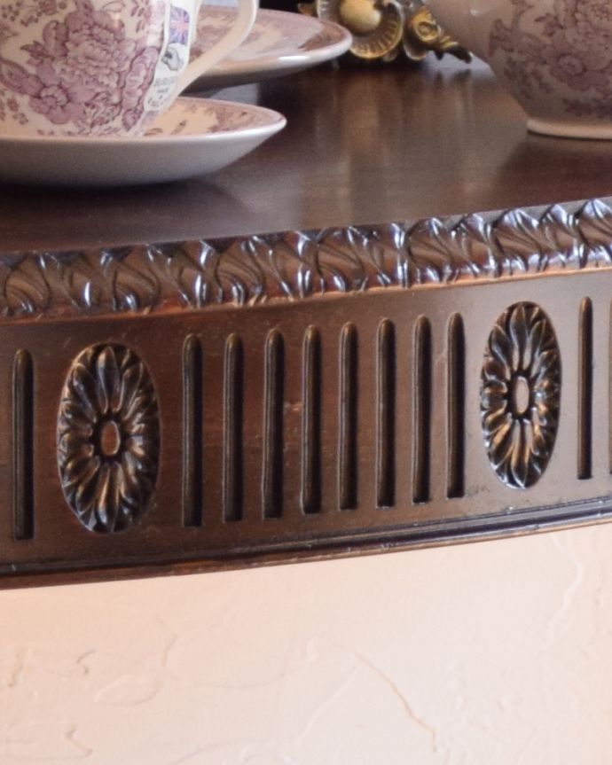 ロイドテーブル　アンティーク家具　お花の彫りが美しいイギリス輸入のアンティーク家具、ハーフムーンのコンソールテーブル。上品で繊細なお花の彫が女性らしくてとってもステキです。(q-784-f)