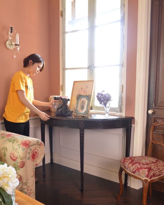 ロイドテーブル　アンティーク家具　お花の彫りが美しいイギリス輸入のアンティーク家具、ハーフムーンのコンソールテーブル。上にお花や写真を置くだけで、海外の映画の中の一コマを切り抜いた感じに。(q-784-f)