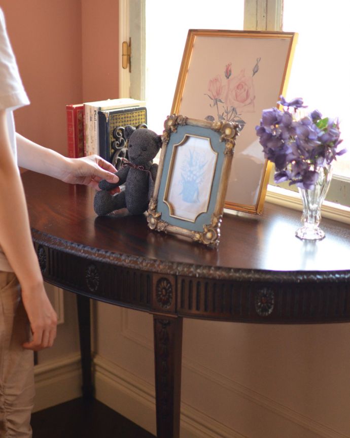 ロイドテーブル　アンティーク家具　お花の彫りが美しいイギリス輸入のアンティーク家具、ハーフムーンのコンソールテーブル。めずらしいちょっと大きめのサイズなので、華やかさたっぷり。(q-784-f)