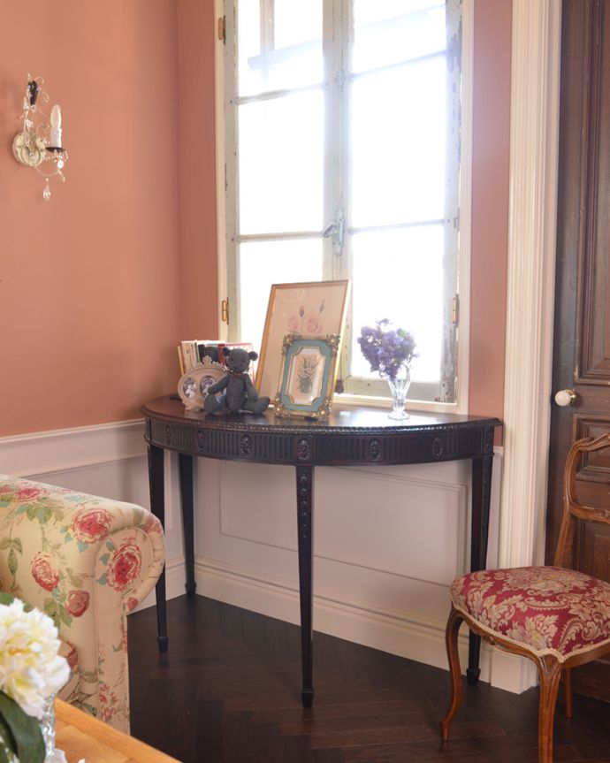 ロイドテーブル　アンティーク家具　お花の彫りが美しいイギリス輸入のアンティーク家具、ハーフムーンのコンソールテーブル。壁にピタッとくっいて、華やかな雰囲気づくりをしてくれるコンソールテーブル。(q-784-f)