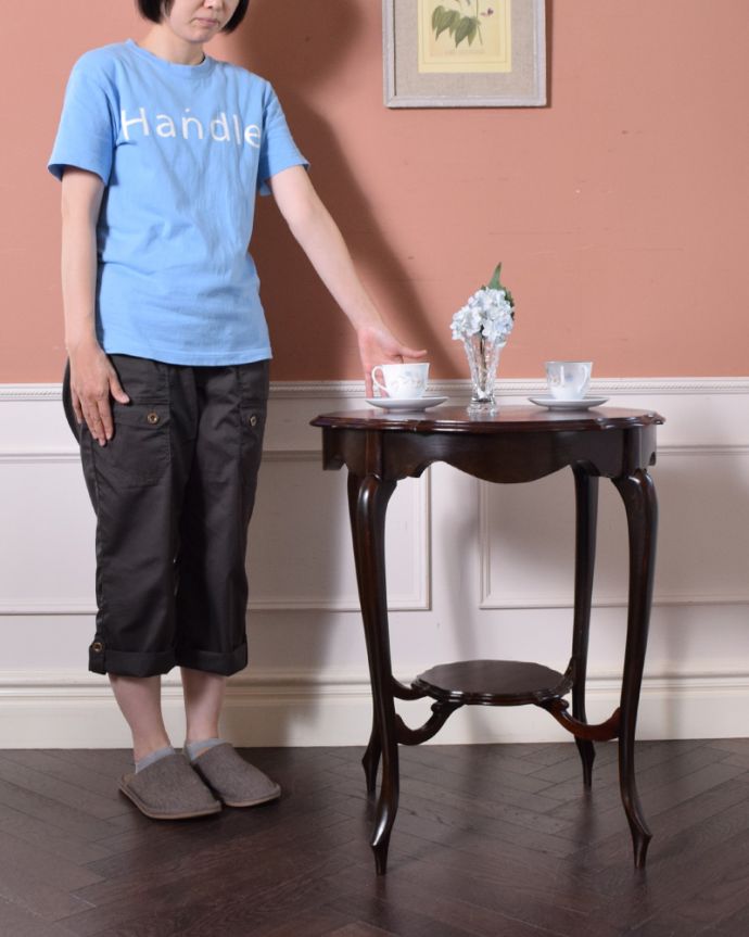 ロイドテーブル　アンティーク家具　天板のカッティングが可憐、アンティークティーテーブル（オケージョナルテーブル）。そっと壁に付けて置くだけで、オシャレな雰囲気に。(q-786-f)