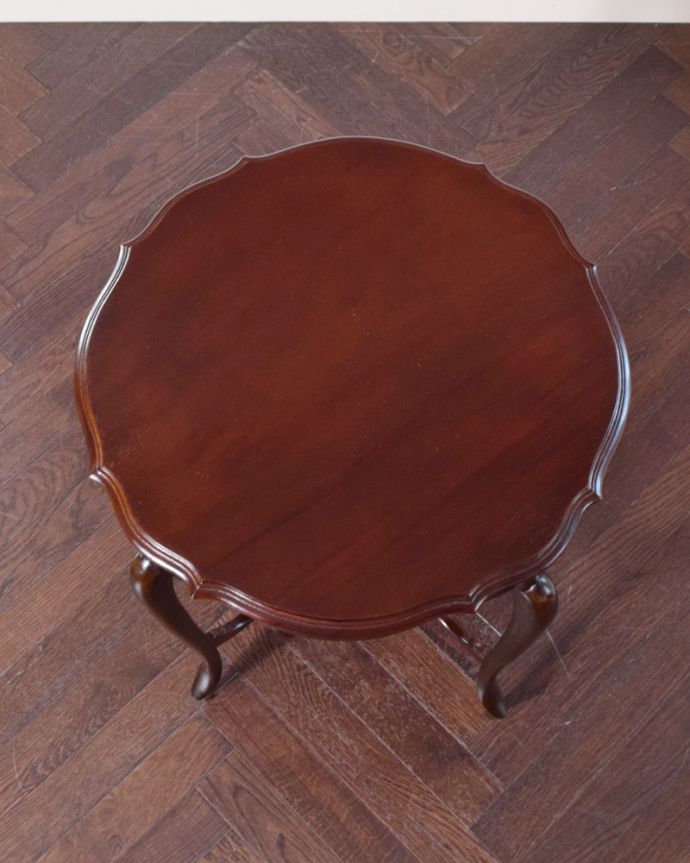 ロイドテーブル　アンティーク家具　天板のカッティングが可憐、アンティークティーテーブル（オケージョナルテーブル）。高級感のある木目です。(q-786-f)