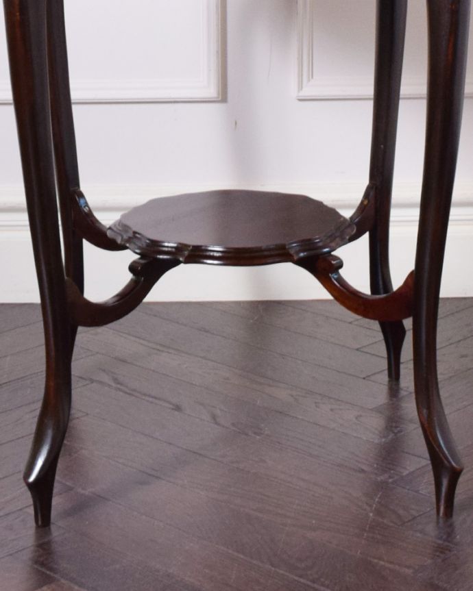 ロイドテーブル　アンティーク家具　天板のカッティングが可憐、アンティークティーテーブル（オケージョナルテーブル）。下にはちょっとした物置があります。(q-786-f)