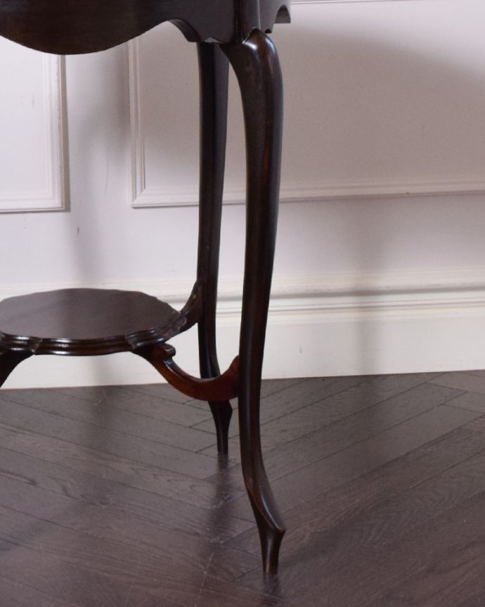 ロイドテーブル　アンティーク家具　天板のカッティングが可憐、アンティークティーテーブル（オケージョナルテーブル）。細い脚先が繊細でステキ。(q-786-f)