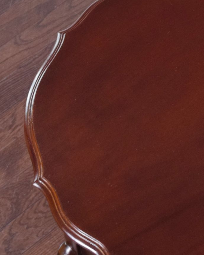 ロイドテーブル　アンティーク家具　天板のカッティングが可憐、アンティークティーテーブル（オケージョナルテーブル）。縁のカッテイングが美しいデザインです。(q-786-f)