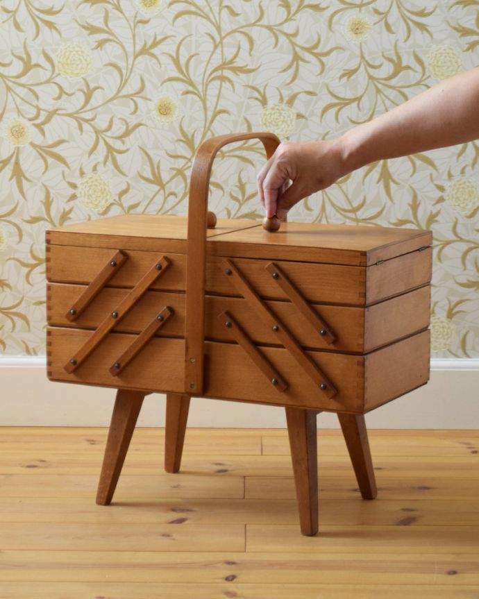 ソーイングボックス　アンティーク家具　木のイギリスアンティークの道具　趣味を楽しむソーイングボックス（裁縫箱）。キチンとメンテナンスしてありますので、隙間なくピッタリ収まります。(q-790-f)