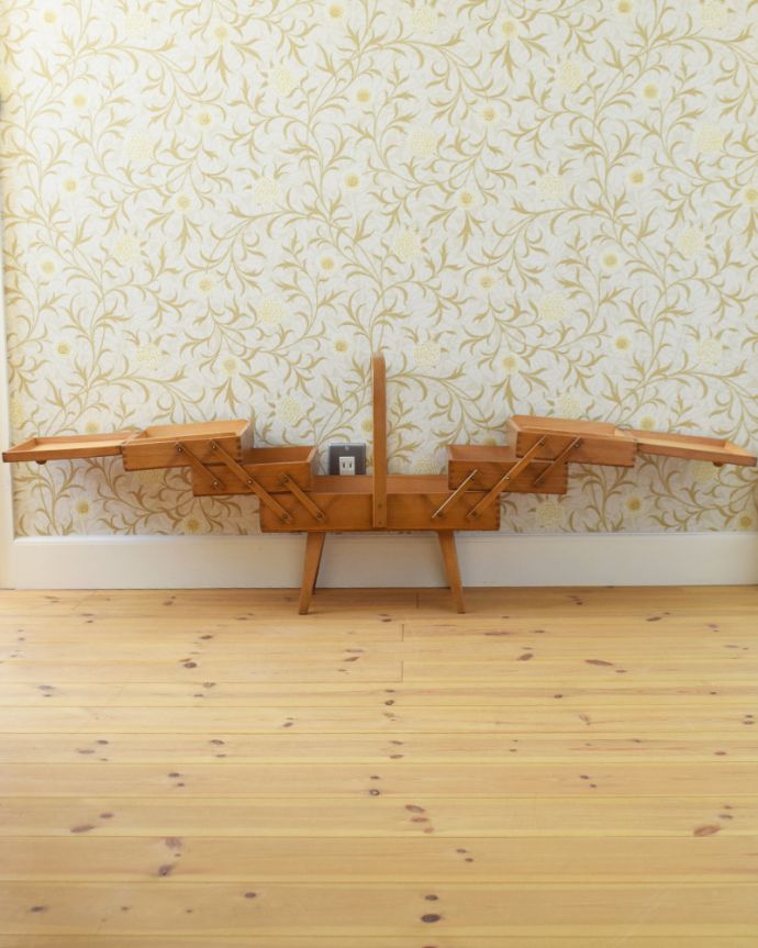 ソーイングボックス　アンティーク家具　木のイギリスアンティークの道具　趣味を楽しむソーイングボックス（裁縫箱）。見てください！こんな風に広がるんです。(q-790-f)