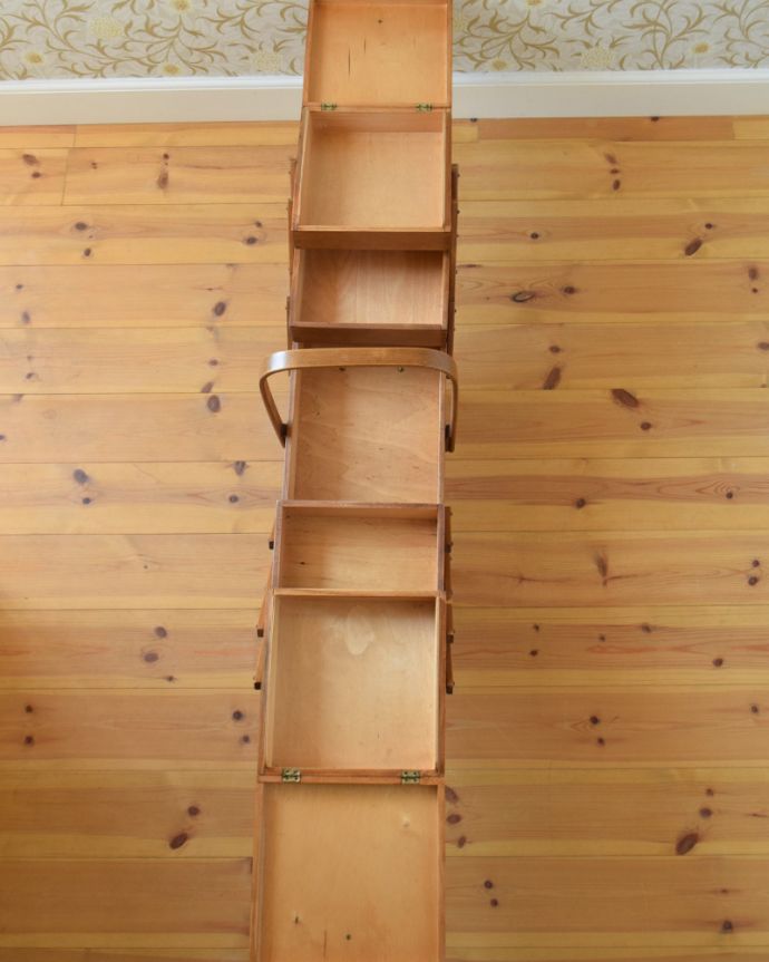 ソーイングボックス　アンティーク家具　木のイギリスアンティークの道具　趣味を楽しむソーイングボックス（裁縫箱）。３段に分けて収納できます。(q-790-f)