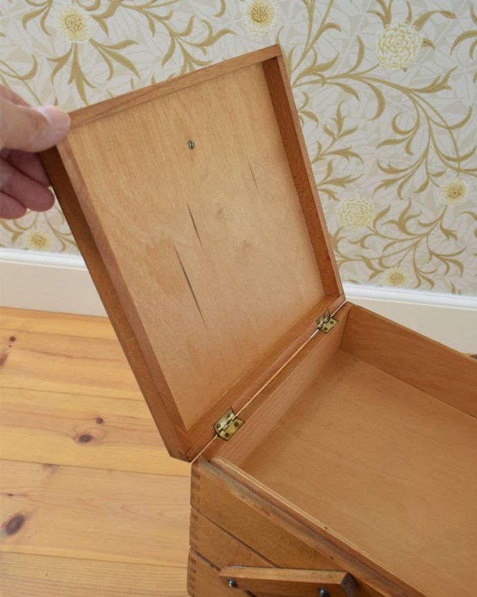 ソーイングボックス　アンティーク家具　木のイギリスアンティークの道具　趣味を楽しむソーイングボックス（裁縫箱）。箱のふたには取っ手が付いています。(q-790-f)