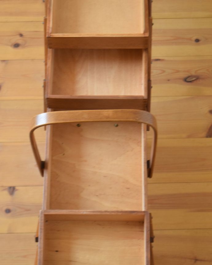 ソーイングボックス　アンティーク家具　木のイギリスアンティークの道具　趣味を楽しむソーイングボックス（裁縫箱）。アンティークは新品ではないので、経年変化によるキズはありますが、専門の職人によって目立たないようにキレイにお直しをしています。(q-790-f)