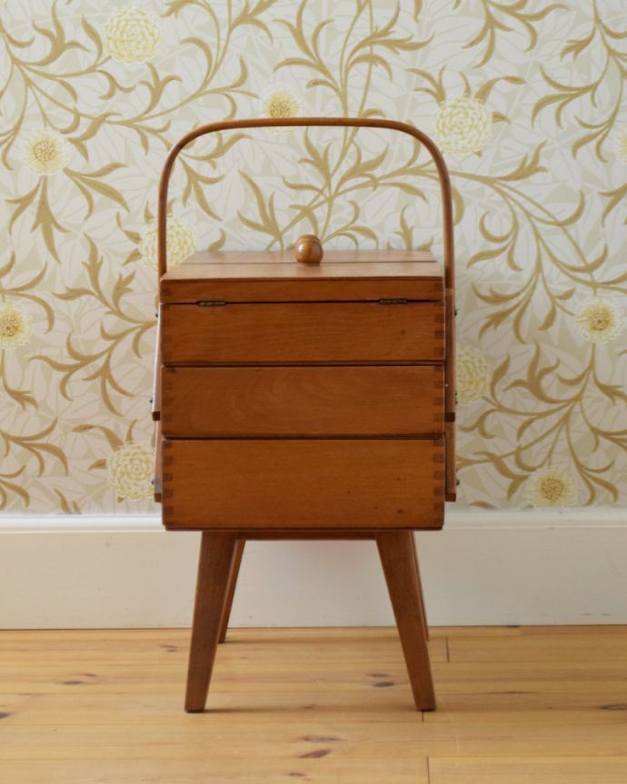 ソーイングボックス　アンティーク家具　木のイギリスアンティークの道具　趣味を楽しむソーイングボックス（裁縫箱）。持ち手があるので、持ち運びもラクラクです。(q-790-f)