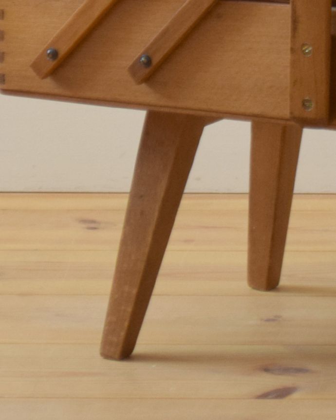 ソーイングボックス　アンティーク家具　木のイギリスアンティークの道具　趣味を楽しむソーイングボックス（裁縫箱）。ハの字に開いた脚です。(q-790-f)