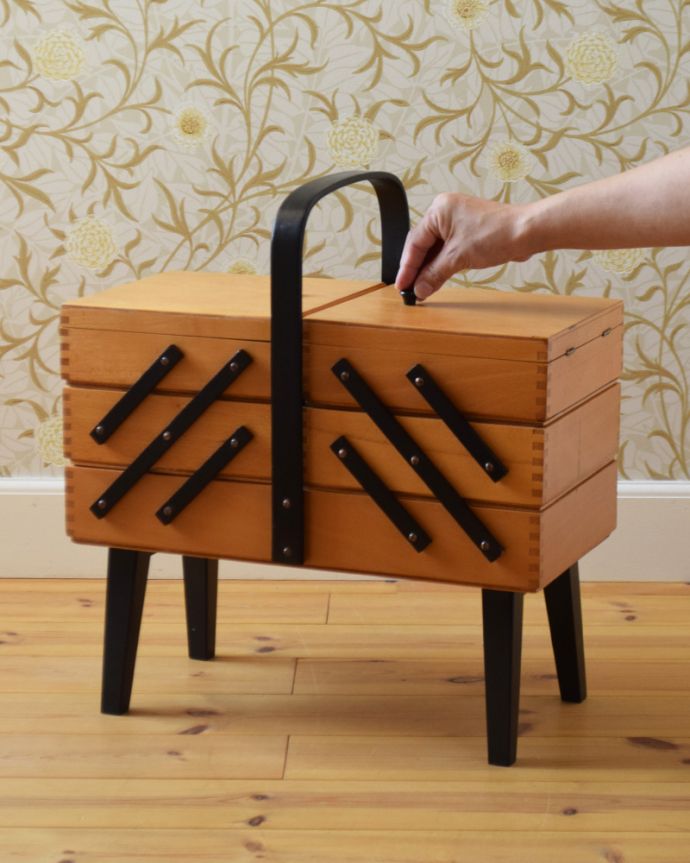 カスタード色のアーコール　アンティーク家具　脚付きのアンティークソーイングボックス、ブラックのライン入り（裁縫箱）。キチンとメンテナンスしてありますので、隙間なくピッタリ収まります。(q-791-f)