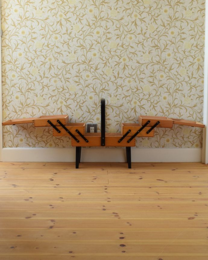 カスタード色のアーコール　アンティーク家具　脚付きのアンティークソーイングボックス、ブラックのライン入り（裁縫箱）。見てください！こんな風に広がるんです。(q-791-f)