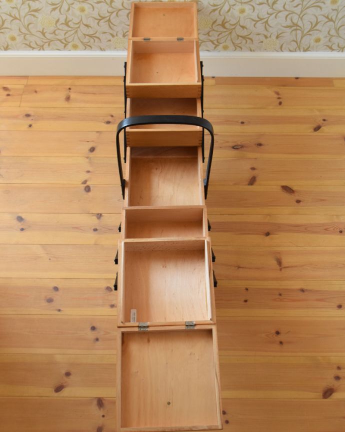 カスタード色のアーコール　アンティーク家具　脚付きのアンティークソーイングボックス、ブラックのライン入り（裁縫箱）。３段に分けて収納できます。(q-791-f)