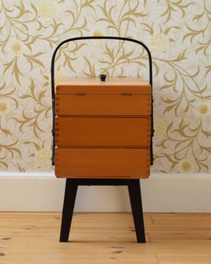 カスタード色のアーコール　アンティーク家具　脚付きのアンティークソーイングボックス、ブラックのライン入り（裁縫箱）。持ち手があるので、持ち運びもラクラクです。(q-791-f)