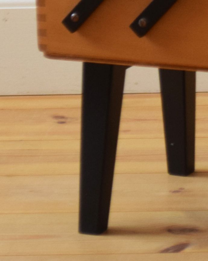 カスタード色のアーコール　アンティーク家具　脚付きのアンティークソーイングボックス、ブラックのライン入り（裁縫箱）。ハの字に開いた脚です。(q-791-f)