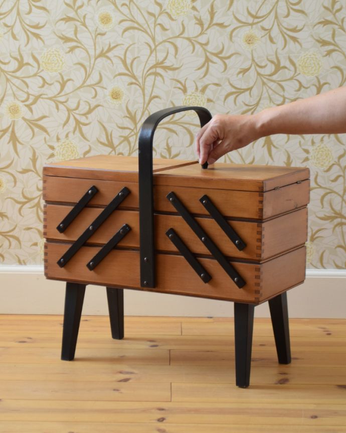 ソーイングボックス　アンティーク家具　ブラックのラインがアクセント、脚付きのアンティークソーイングボックス （裁縫箱）。キチンとメンテナンスしてありますので、隙間なくピッタリ収まります。(q-792-f)