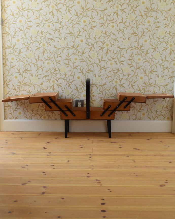 ソーイングボックス　アンティーク家具　ブラックのラインがアクセント、脚付きのアンティークソーイングボックス （裁縫箱）。見てください！こんな風に広がるんです。(q-792-f)