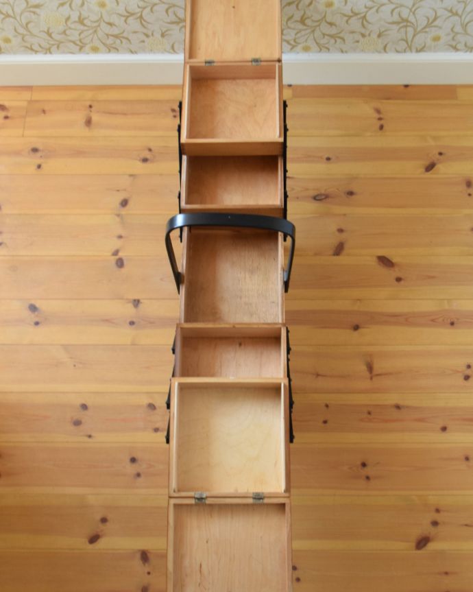 ソーイングボックス　アンティーク家具　ブラックのラインがアクセント、脚付きのアンティークソーイングボックス （裁縫箱）。３段に分けて収納できます。(q-792-f)