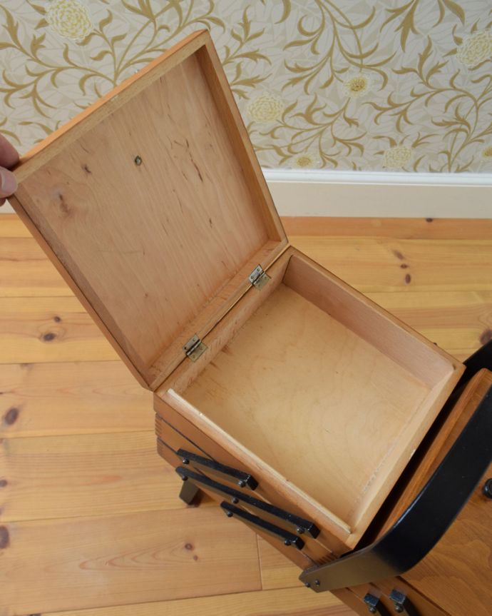 ソーイングボックス　アンティーク家具　ブラックのラインがアクセント、脚付きのアンティークソーイングボックス （裁縫箱）。箱のふたには取っ手が付いています。(q-792-f)