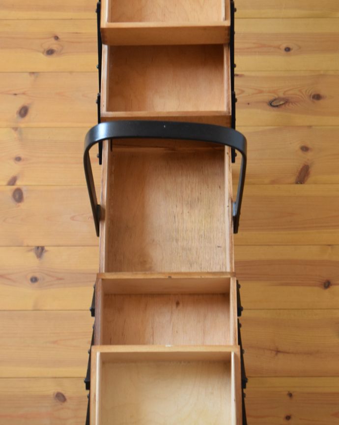 ソーイングボックス　アンティーク家具　ブラックのラインがアクセント、脚付きのアンティークソーイングボックス （裁縫箱）。アンティークは新品ではないので、経年変化によるキズはありますが、専門の職人によって目立たないようにキレイにお直しをしています。(q-792-f)