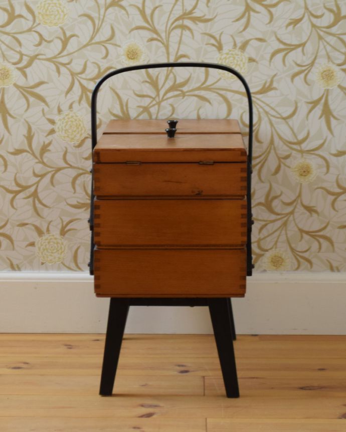 ソーイングボックス　アンティーク家具　ブラックのラインがアクセント、脚付きのアンティークソーイングボックス （裁縫箱）。持ち手があるので、持ち運びもラクラクです。(q-792-f)