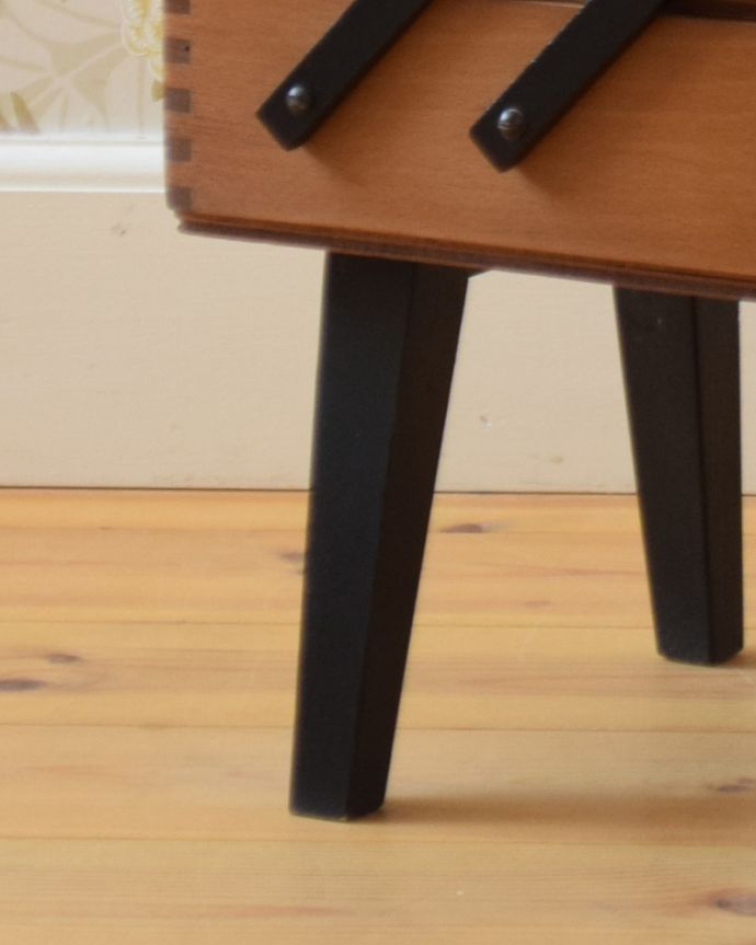 ソーイングボックス　アンティーク家具　ブラックのラインがアクセント、脚付きのアンティークソーイングボックス （裁縫箱）。ハの字に開いた脚です。(q-792-f)
