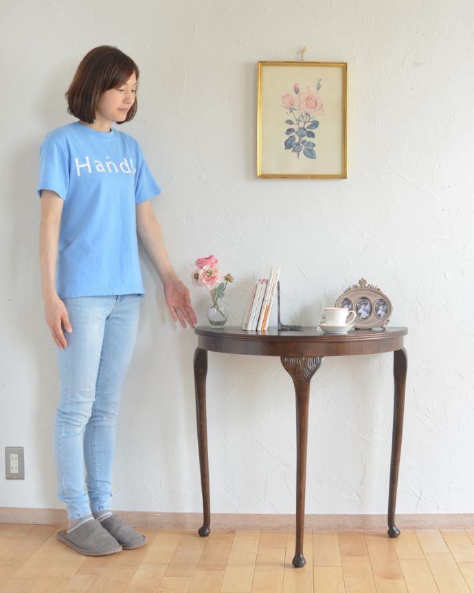 ロイドテーブル　アンティーク家具　ハーフムーンだからどこにでも置ける、華やかな空間に変えてくれるアンティークコンソールテーブル。そっと壁に付けて置くだけで、オシャレな雰囲気に。(q-793-f)