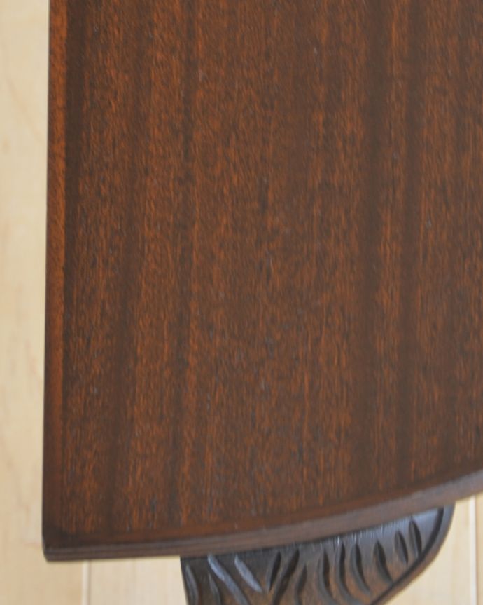 ロイドテーブル　アンティーク家具　ハーフムーンだからどこにでも置ける、華やかな空間に変えてくれるアンティークコンソールテーブル。壁に付けると、角が立たないので、小さなお子さまがいるお家でも安心してお使い頂けます。(q-793-f)