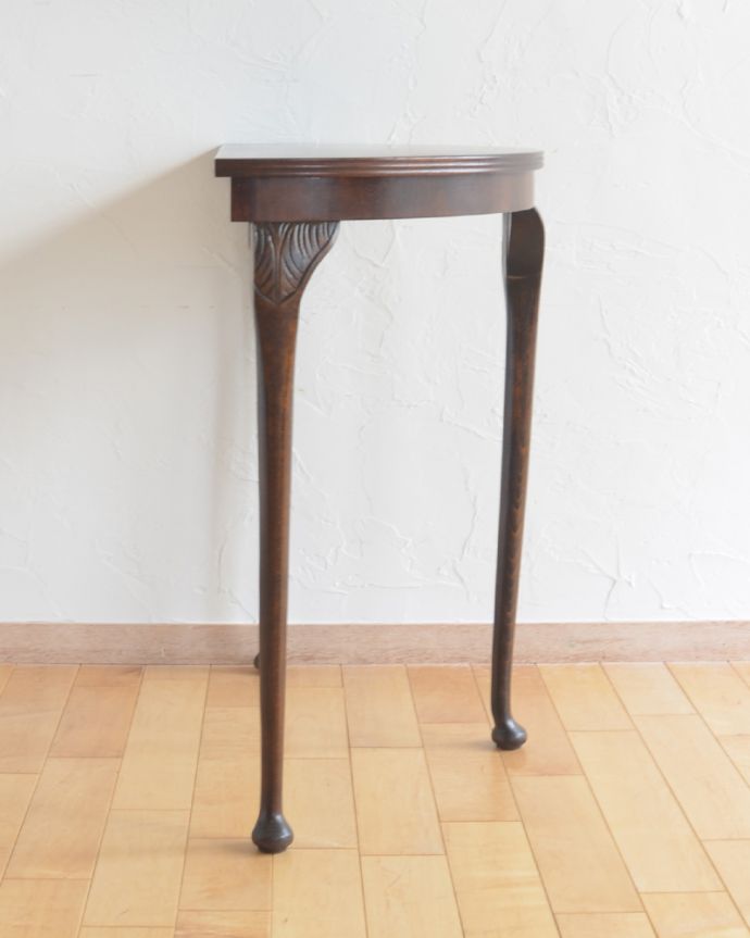 ロイドテーブル　アンティーク家具　ハーフムーンだからどこにでも置ける、華やかな空間に変えてくれるアンティークコンソールテーブル。サイドはこんなにスッキリ！場所を取らないので使いやすいです。(q-793-f)