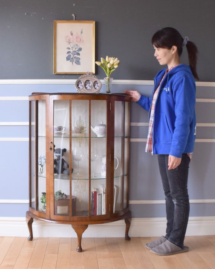 アンティークのキャビネット　アンティーク家具　英国輸入のアンティーク家具、ウォルナット材のガラスキャビネット。どんなものを飾っても、素敵に見えてしまうキャビネット。(q-800-f)
