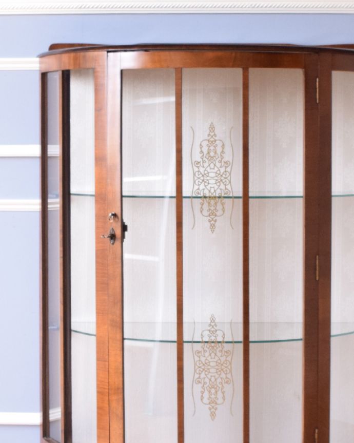 アンティークのキャビネット　アンティーク家具　英国輸入のアンティーク家具、ウォルナット材のガラスキャビネット。リビングや寝室、玄関などで試してみてください。(q-800-f)